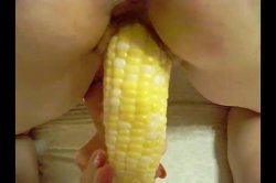 Очёсывает свою киску, молодой молочной кукурузой, только что сорванной с кукурузной плантации