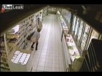 Женщина настрала в большом продуктовом гипермаркете
