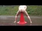 Шокирующая жесть, девушка занимается сексом с дорожным знаком пирамидой