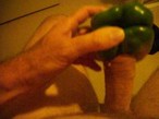 Шок! Мужчина занимается сексом с зелёным перцем, проделав в нём дырочку для головки полового члена