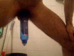 Водяная вакуумная помпа для увеличения члена - Мужчина демонстрирует на своём пенисе