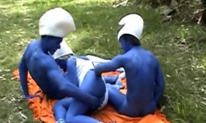 Смурфики - ебутся на природе / The Smurfs - fuck in the forest (2011)