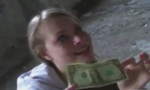 Шалава за один доллар вгрызлась своей гортанью в залупу, по щекам потекла туш, от текущих из глаз слёз