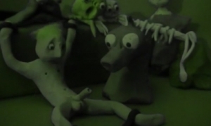 Пластилиновый эротический мультфильм, в котором некое чудовище отсасывает опешившему глазастику его торчок