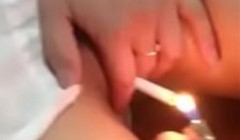Никотиновая наркоманка курит сигарету волосатой вагиной, втягивая матка клубы дыма