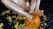 На праздник Хэллоуин, пацанчик отодрал тыкву, в вырезанный рот