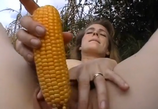Кукурузные шалости - Сидит в поле голенькая без трусиков, и мастурбирует спелым початком