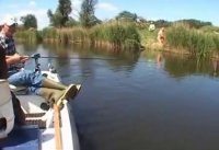 На рыбалке, в объектив установленной на борту катера видеокамеры, попал момент где отдыхающие туристы, трахаются на берегу реки, среди камыша