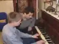 Учитель учит своего ученика играть на пианино, но у парня не получается, тогда разъярённый преподаватель, хватает мальчугана за голову и начинает ебать его в ротовую полость